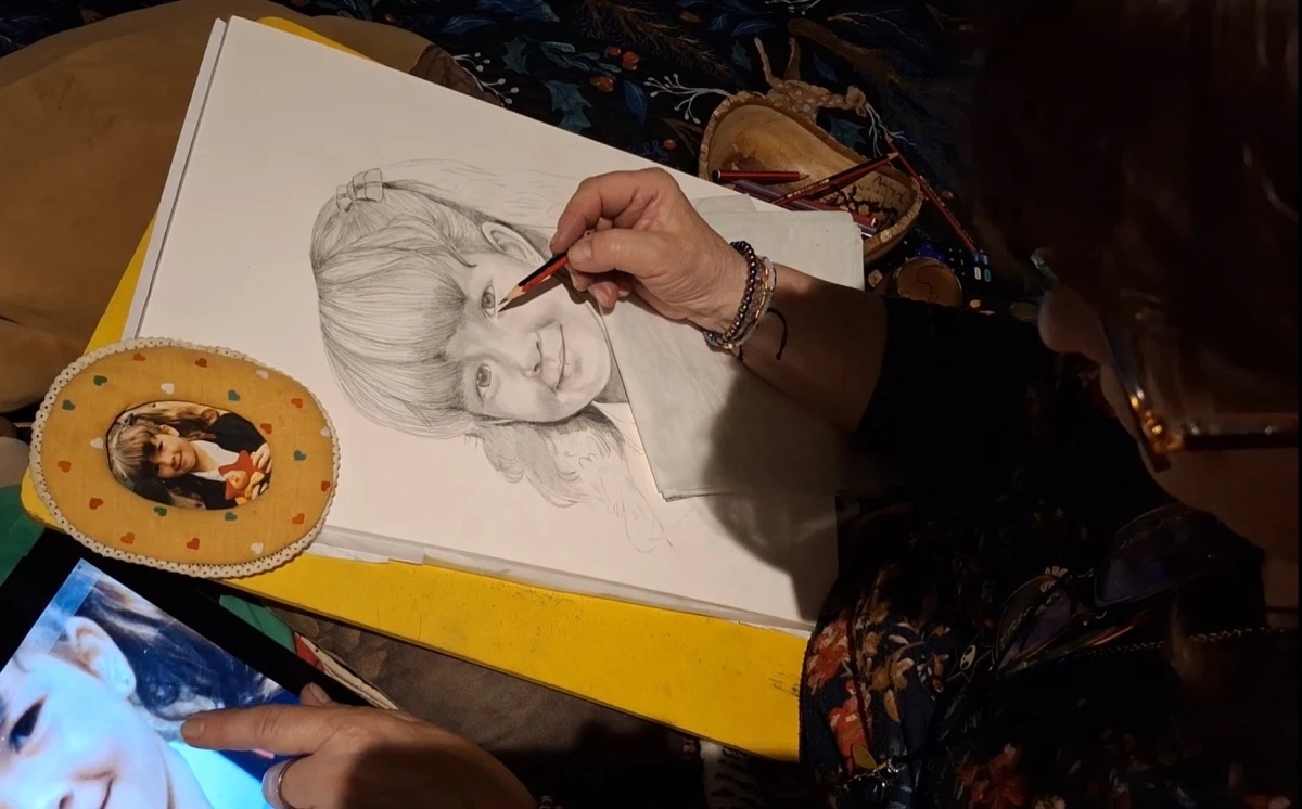 Beatriz Marín dibujando un retrato a grafito