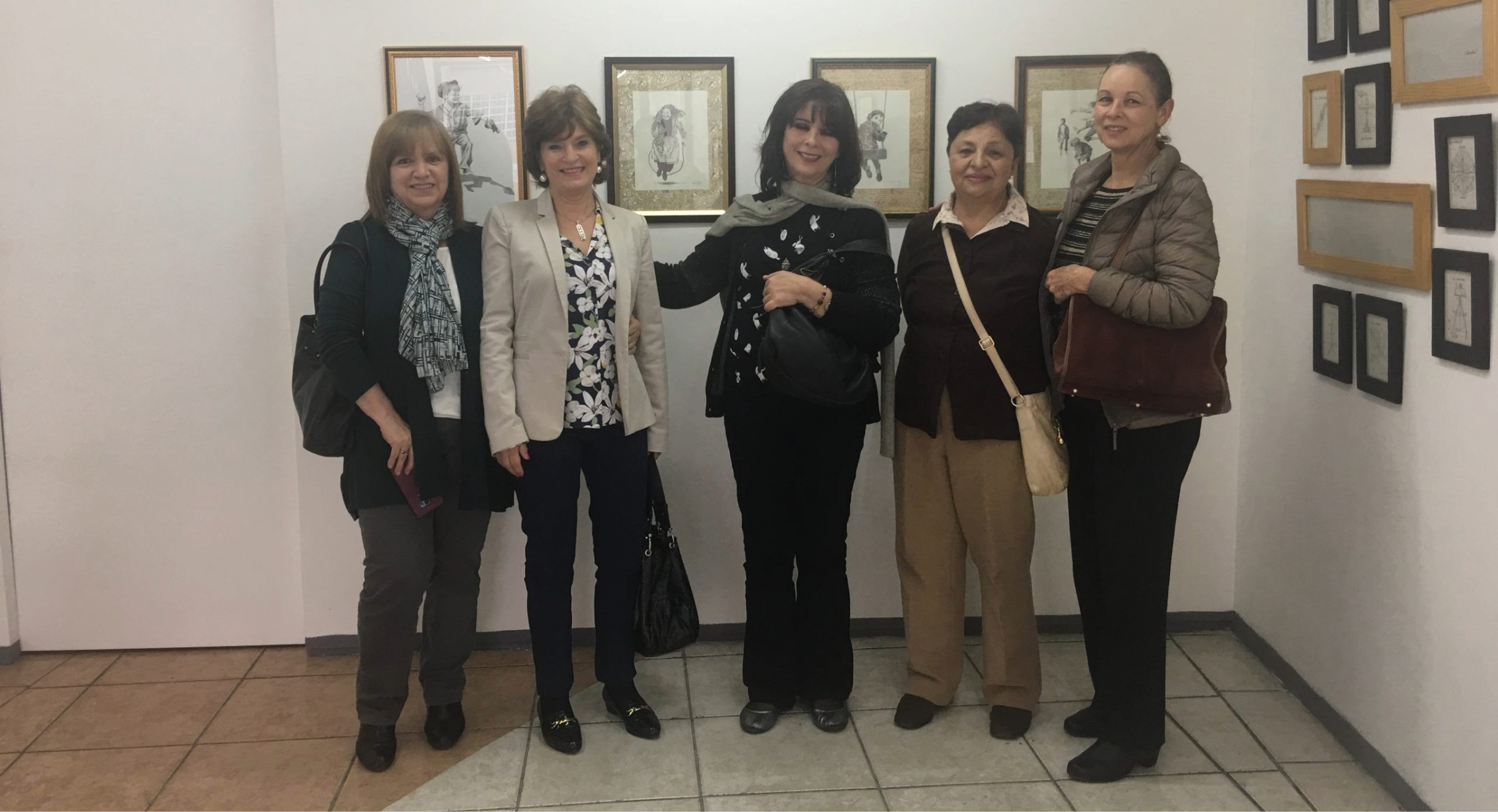 Beatriz Marín en una exposición de su obra rodeada de amigas 