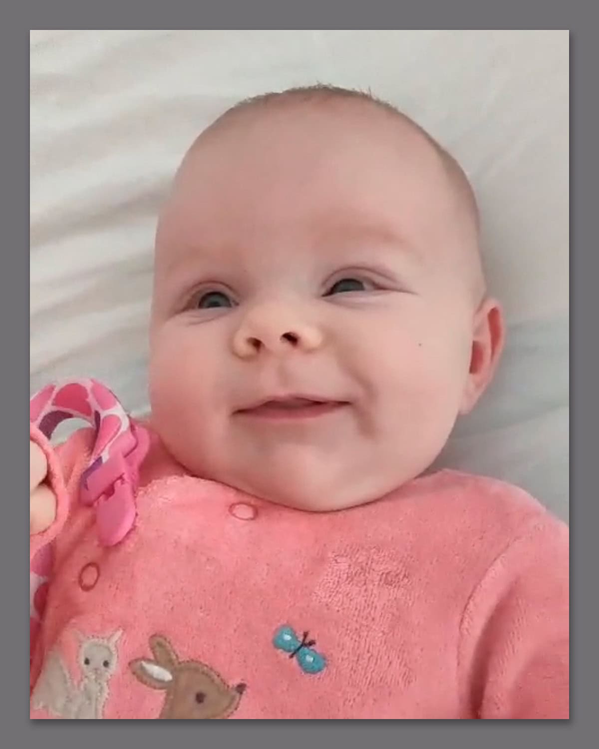 Foto de referencia de Aria, bebé de 4 meses sonriendo, para retrato a lápiz realista por Beatriz Marín