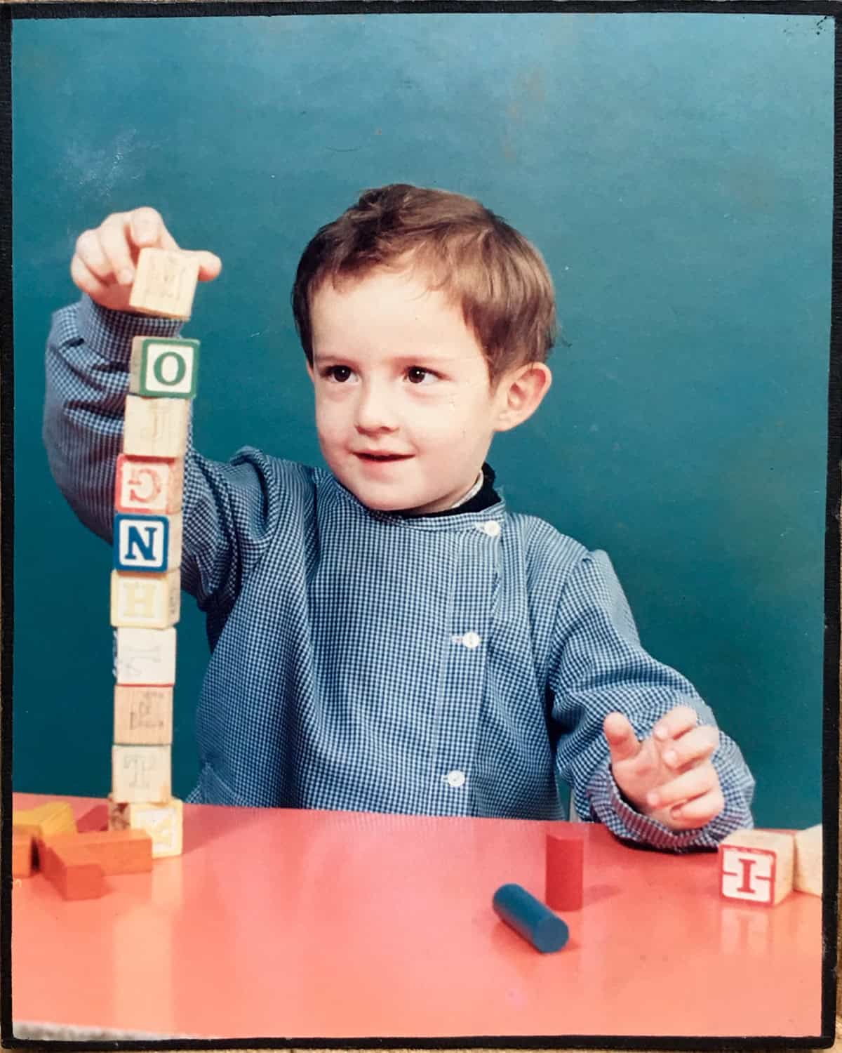 Foto de referencia de Dany (3 años) para dibujo a lápiz infantil | Jugando con sus cubos