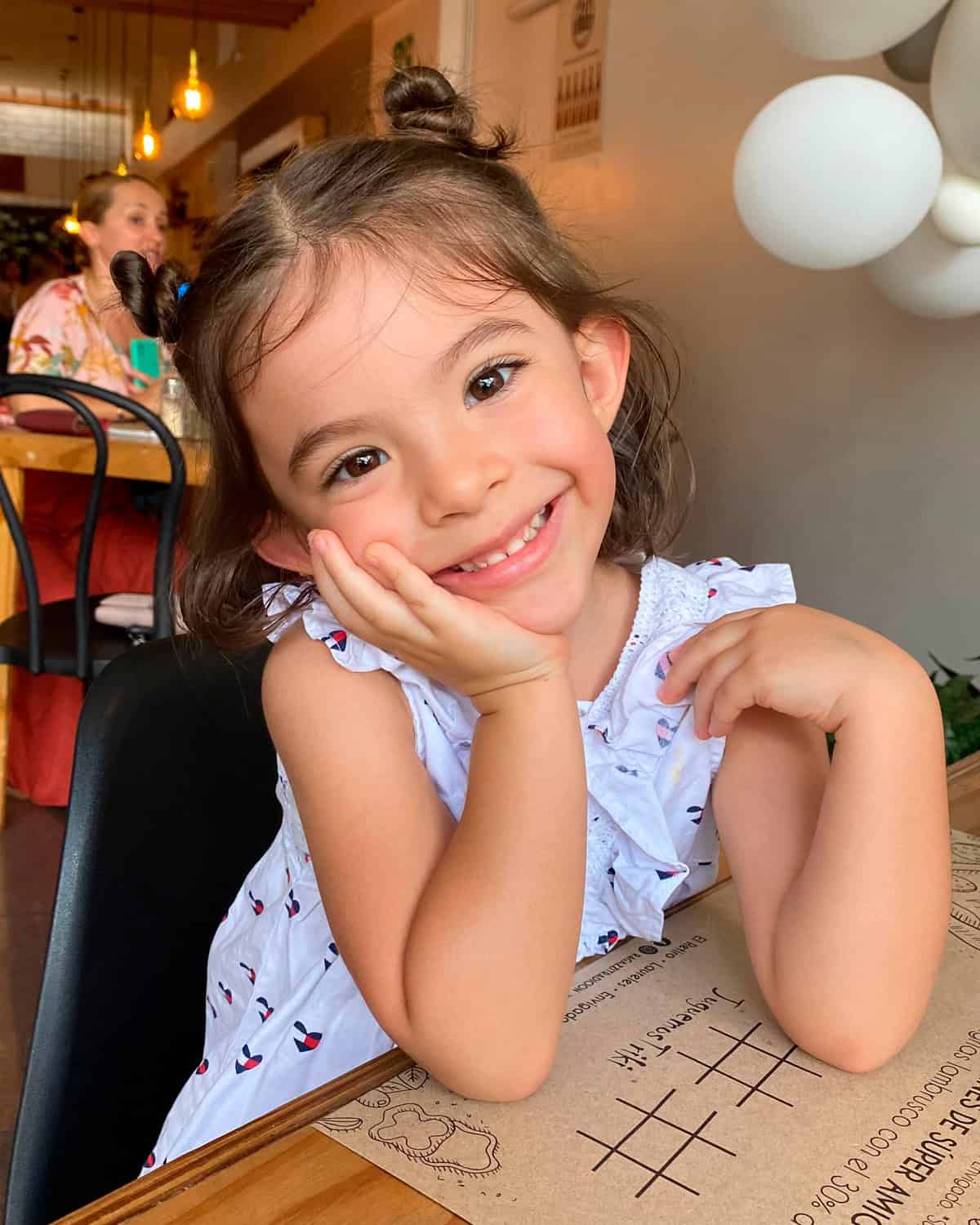 Primer plano de Gabriela con colitas | foto tomada en restaurante | por Beatriz Marín