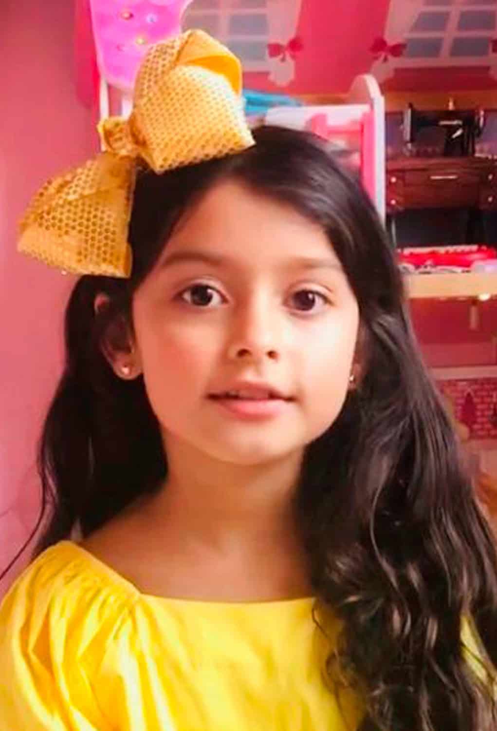 Primer plano de Martina sonriendo para retrato realista a lápiz | Obra de Beatriz Marín