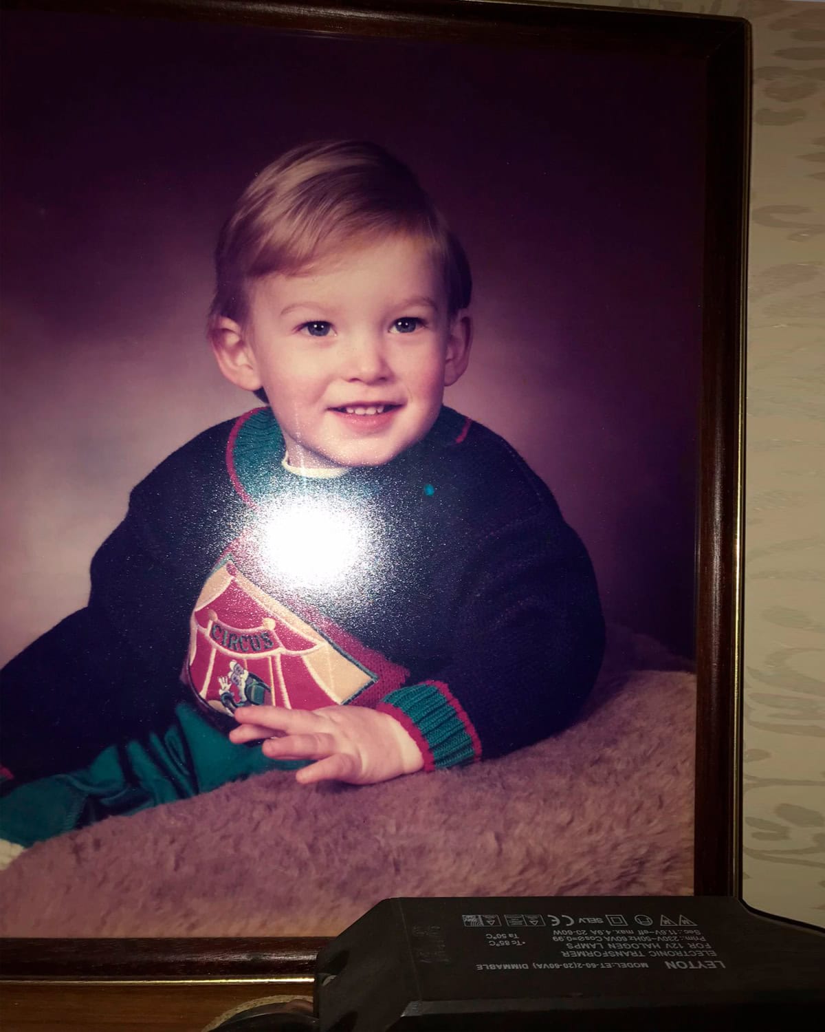 Primer plano de Nigel para retrato infantil a lápiz de Beatriz Marín