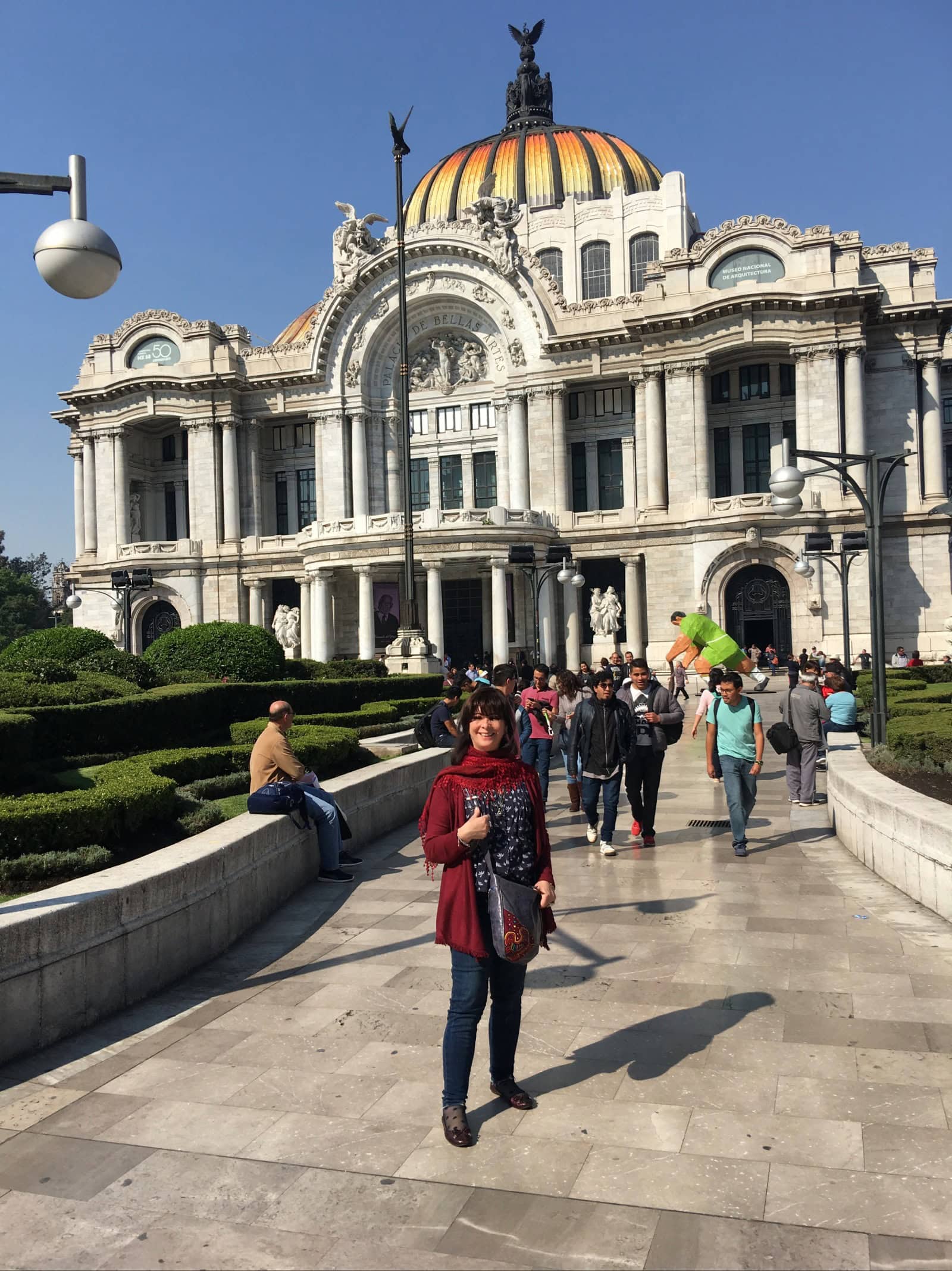 Beatriz Marín frente al Palacio de Bellas Artes en Ciudad de México, durante un recorrido de inspiración artística