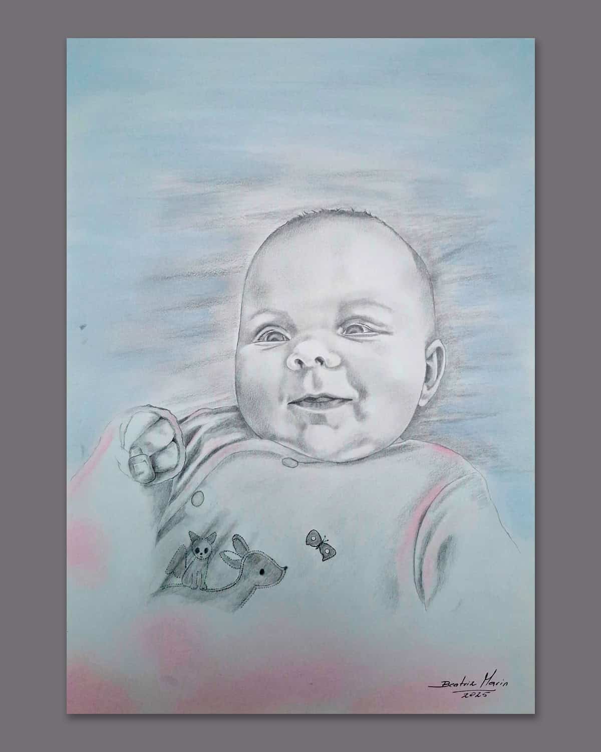 Retrato a lápiz de Aria, bebé de 4 meses | Expresión sonriente y detalles de piel en grafito | Obra de Beatriz Marín, 2025