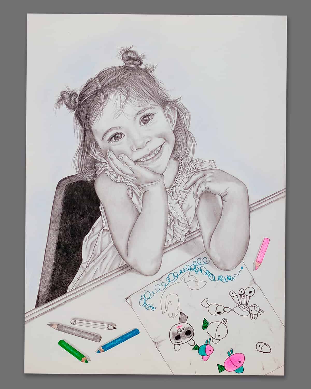 Retrato personalizado de Gabriela | Lápiz sobre papel con toques de color Daler | Sonrisa infantil capturada por Beatriz Marín